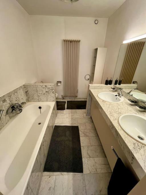 Big Apartment With Parking In Antwerpen Exterior foto